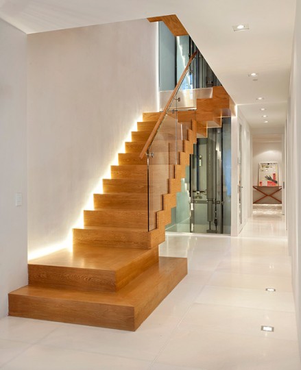 Luce con una escalera amplia